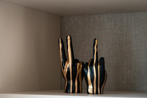 RICHMOND dekoracja HAND PEACE czarno-złota RICHMOND dekoracja HAND PEACE czarno-złota